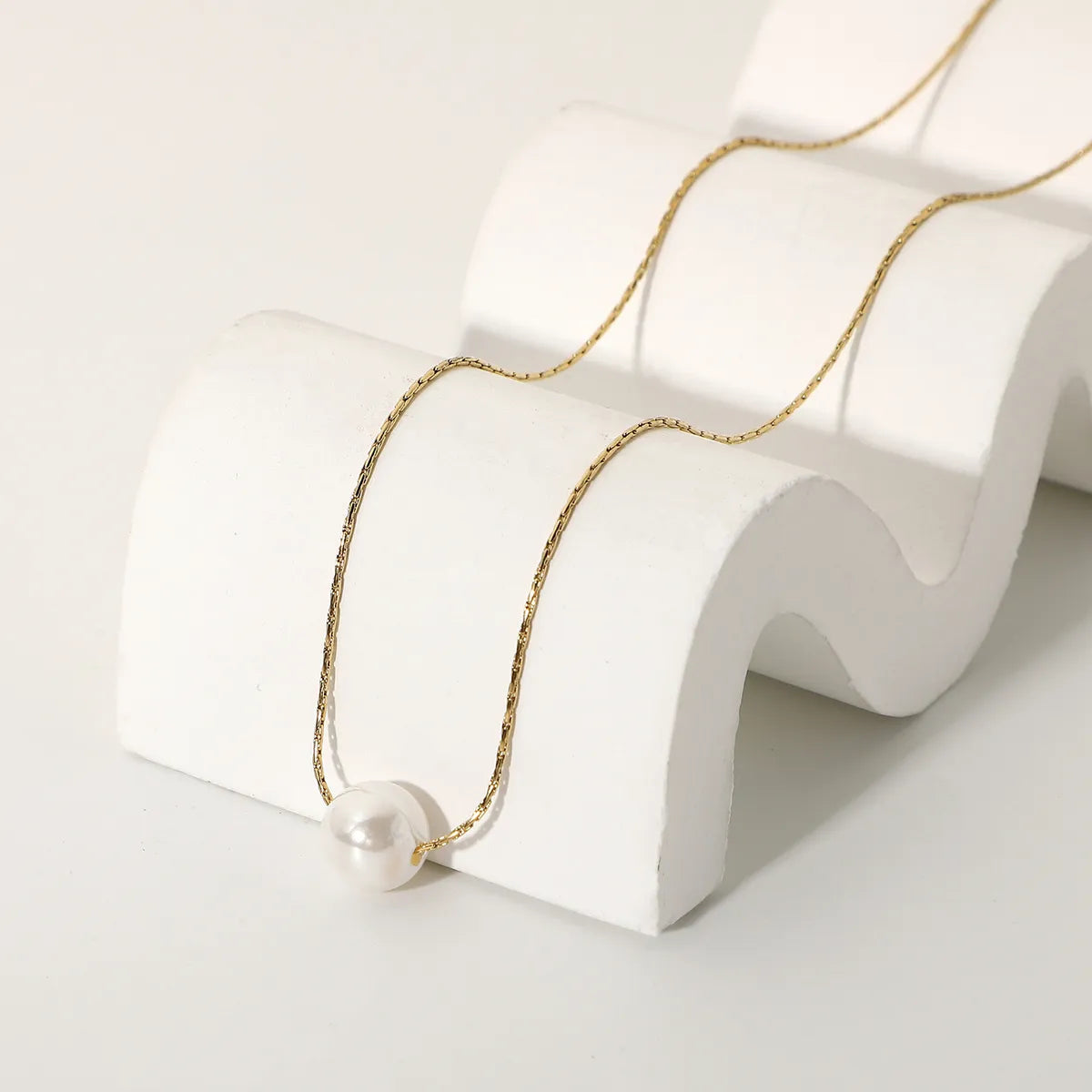 Luna Single Pearl Pendant Necklace